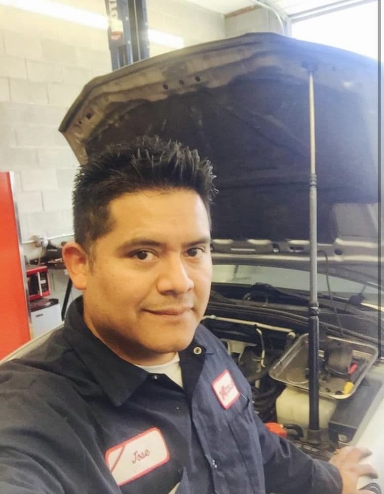 José Camacho, mecánico y dueño de American & Import Automotive en Mount Vernon, WA
